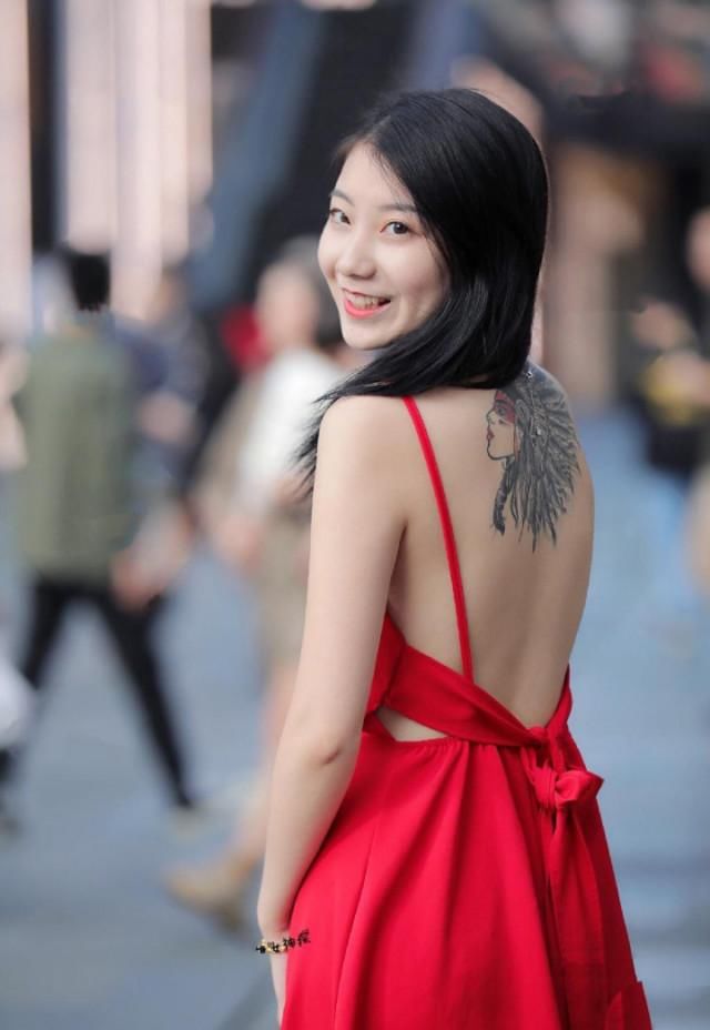  个性■实在不懂现在的年轻人, 纹身代表个性吗? 但妹子怪好看的吧?