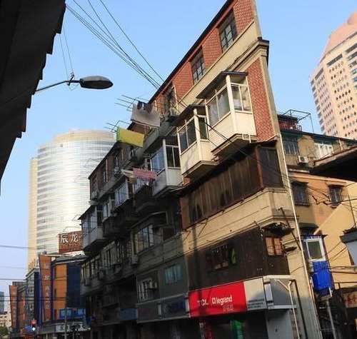 上海少见的“纸片楼”，在网络上意外走红，如今每天吸引大量游客