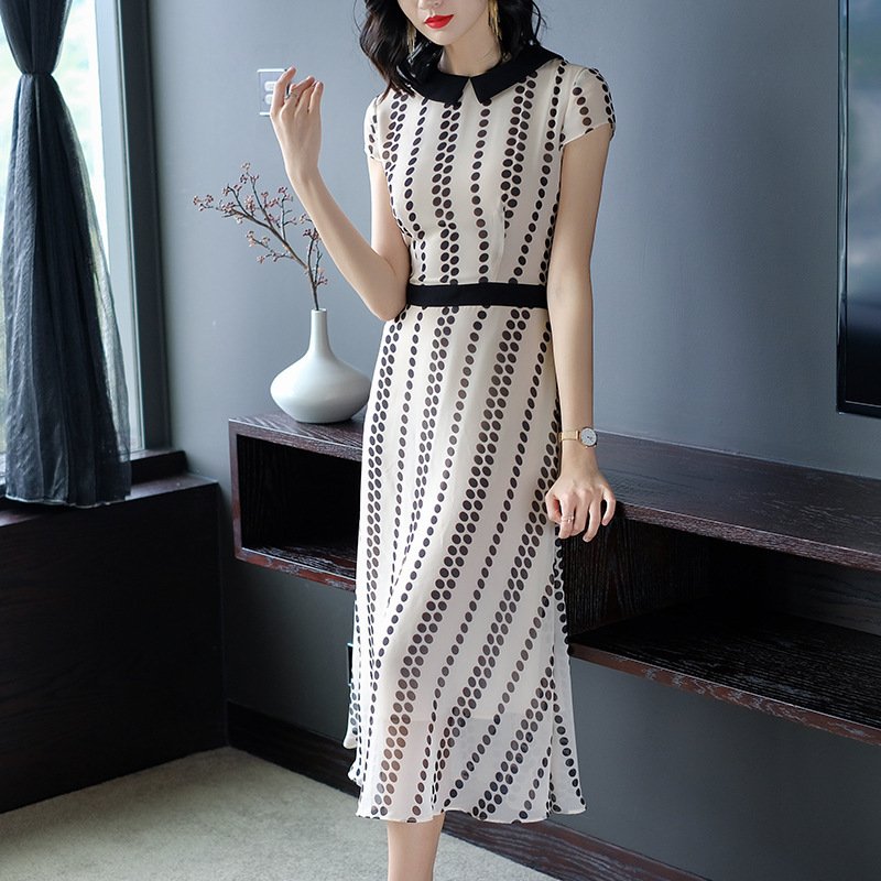 我天，等了半个月的裙子终于上架!买了4件，果然上身又嫩又仙