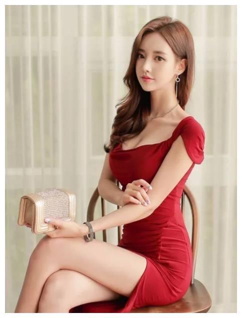 随性优雅的包臀裙美女，穿出曼妙身材，年轻有气质！