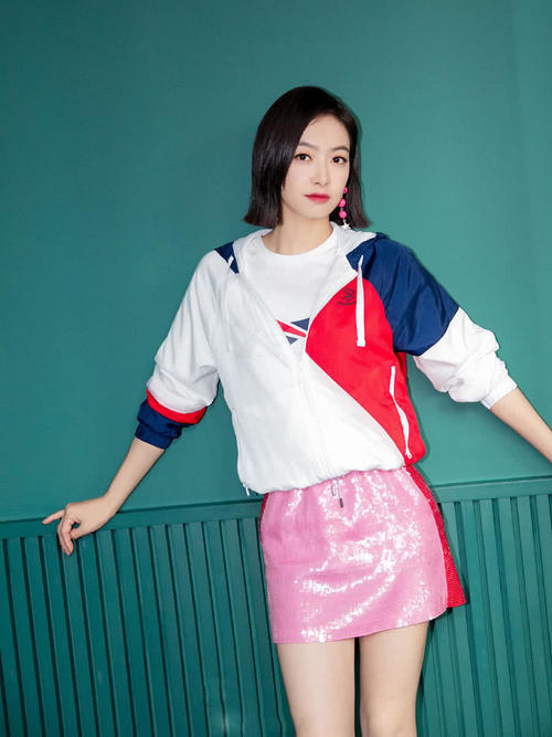 宋茜穿完镶水晶吊带抹胸，又穿亮片裙，网友：少女气息爆棚！