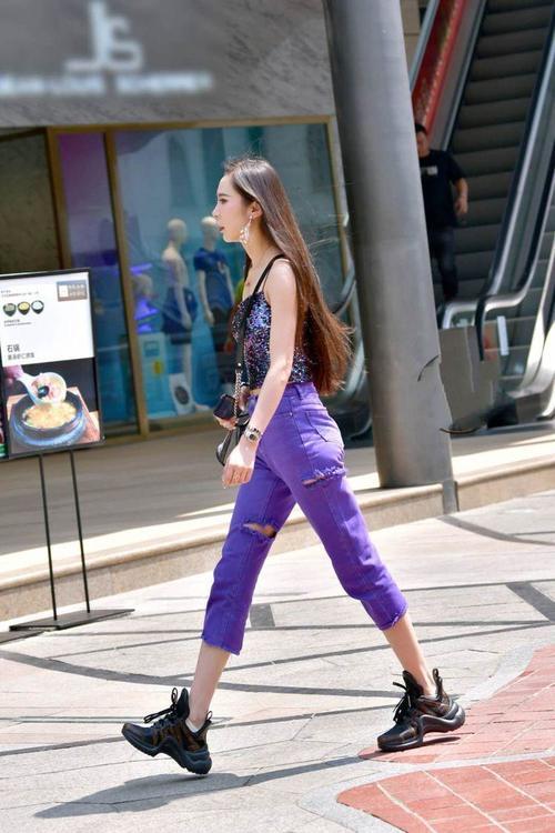 街拍：美女穿闪亮吊带背心，气场强大令人艳羡！