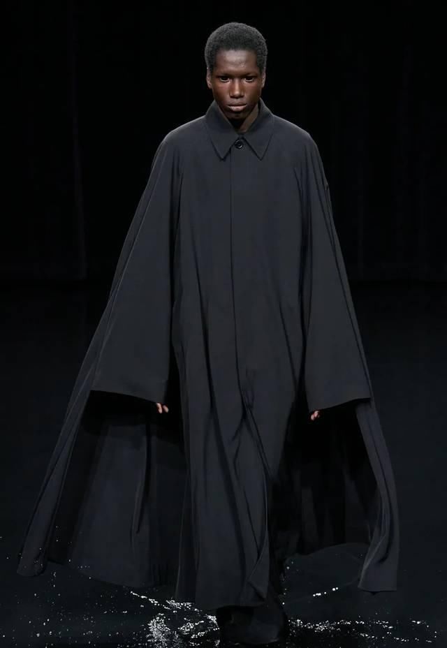 「水上」“黑色”包裹的灵魂?：巴黎世家Balenciaga的水上发布会