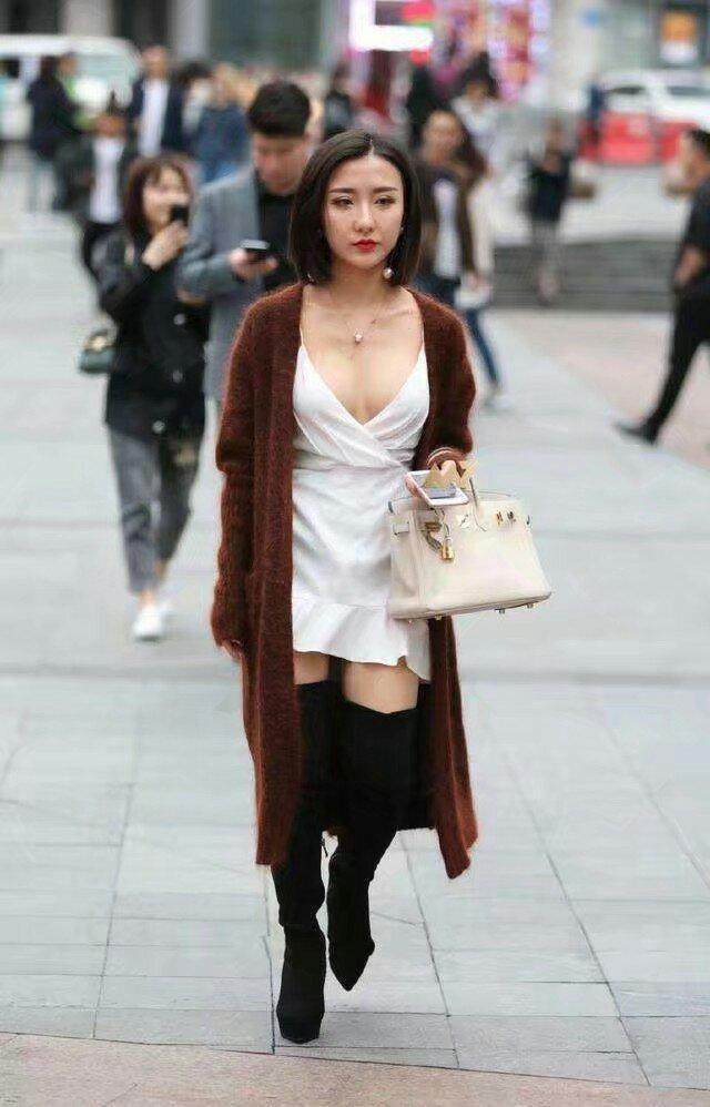 街拍: 妩媚动人的小姐姐, 图3穿着最迷人