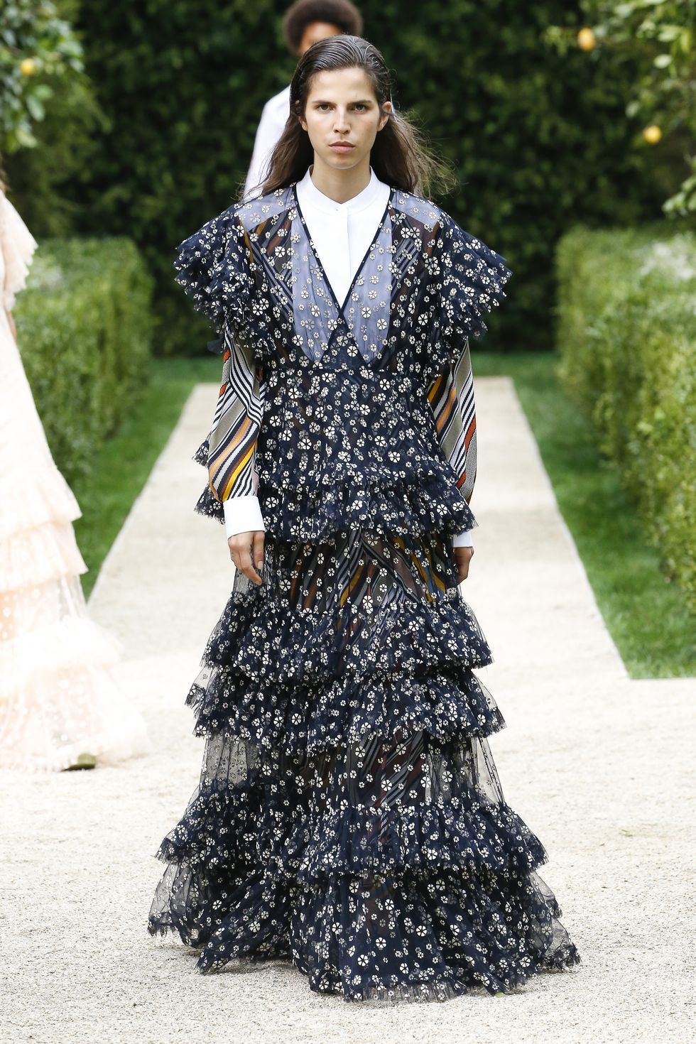 球鞋搭裙装，这种又酷又甜的穿搭方法觉对要学下来!