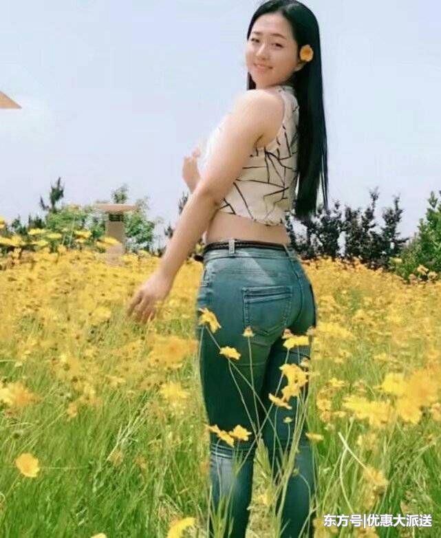 紧身牛仔裤，突出一个女人最美丽的曲线，这是最大的优势