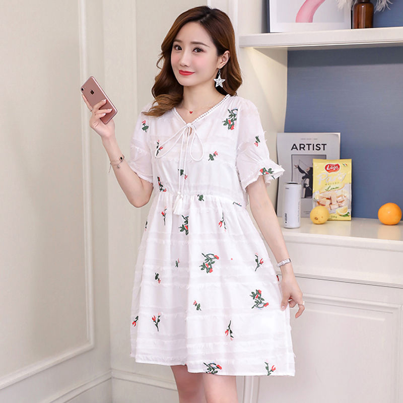 这么好看的连衣裙还是头一次见到，穿在身上闪闪发光