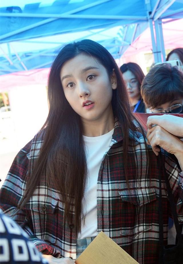 宋祖儿开学报到，格子衬衫配短裤青春少女，大明星了却还有学生样