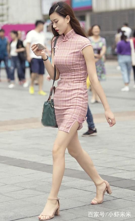 街拍短裙美女，大长腿太漂亮了，就算不涂口红也很美！