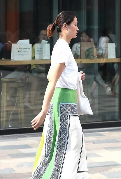 街拍美女：美女在尽情享受的拍照的乐趣 路人在旁边会做什么呢?