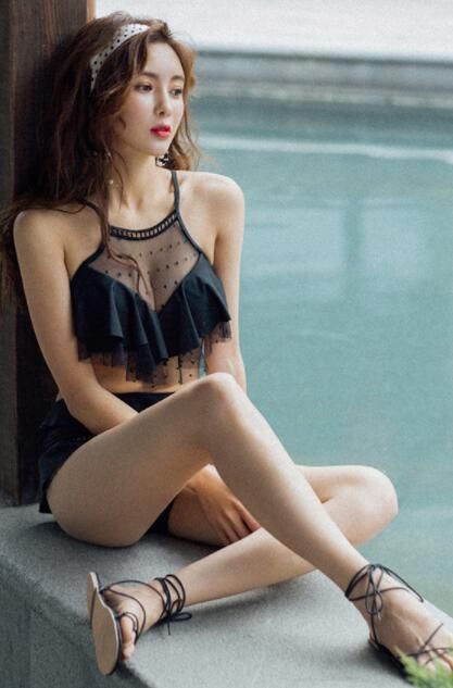 野性十足的比基尼小姐姐，凹凸有致的身材，尽显成熟女王气质