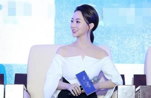 「连衣裙」“台球女神”潘晓婷愈发性感了,一字肩上衣开个口,颜值不输明星