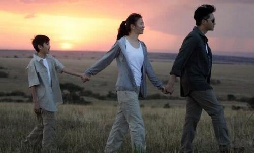 张智霖袁咏仪一家三口非洲旅行 儿子颜值逆天