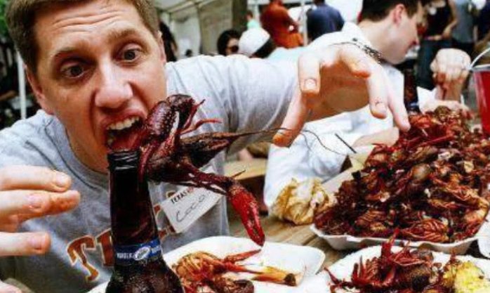 老外来中国吃小龙虾,感觉拿了一个假菜单,这价