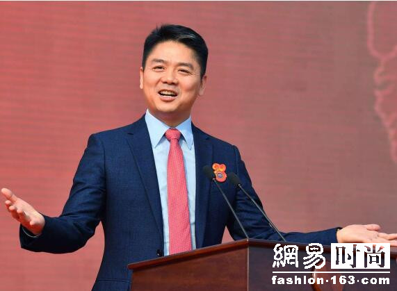 刘强东竟拿下了巴黎世家 穿衣品味也时髦的飞起