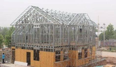  轻钢：在农村建房中，轻钢结构和砖混结构的房子，哪种划算些？