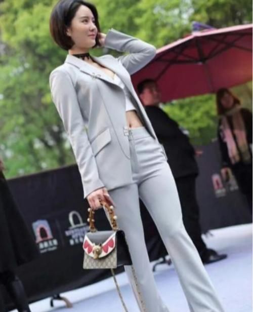  「美女」街拍美女身穿职业装干练又时尚，身材颜值给满分，极其吸睛