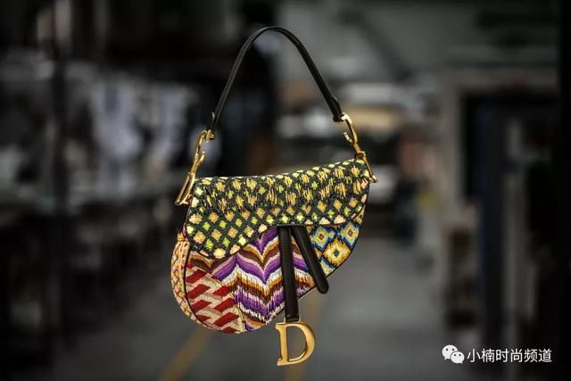 这一季她们都在背的It Bag：经典Dior Saddle bag回归时尚舞台