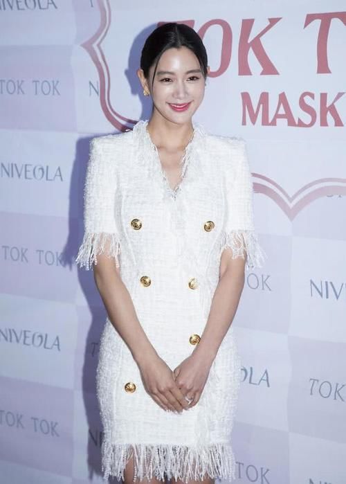  选择：克拉拉终于换风格，穿白色紧身连衣裙扎低马尾，气质真像李英爱