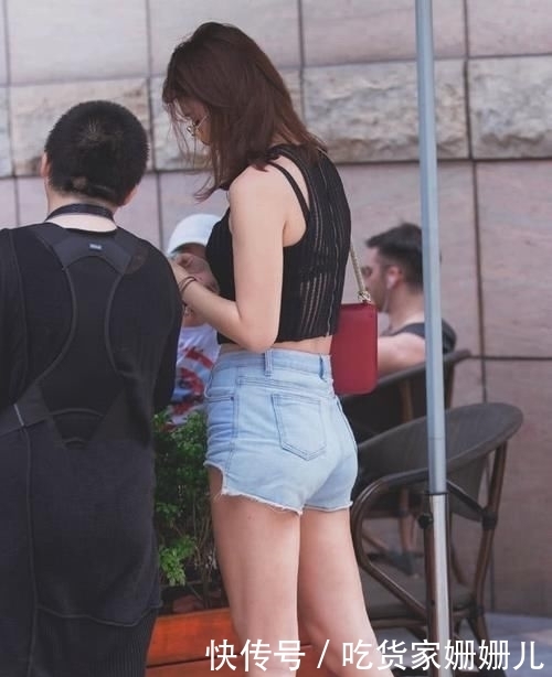 『 感觉』给你个性十足的感觉，永不撞衫，两种不同风格的背心穿搭