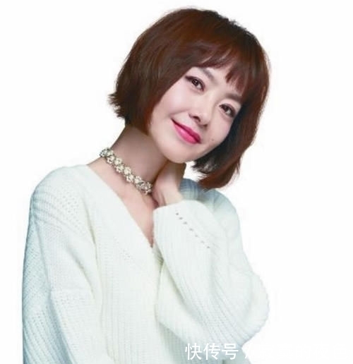「 少女」气质比王菲还强，“发福”后的鲁豫简直了机场露面嫩如少女
