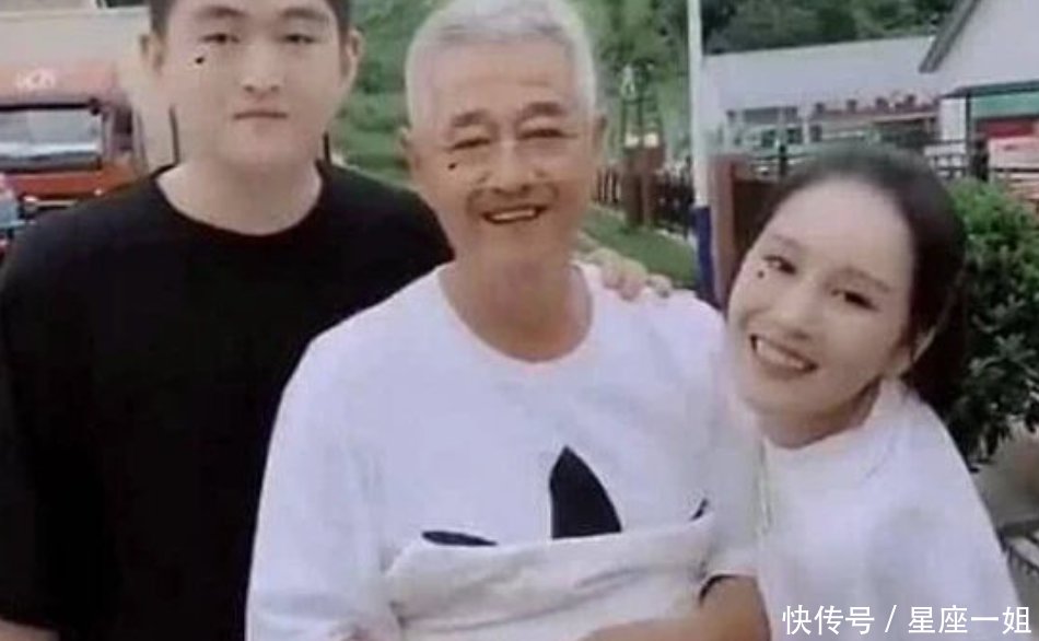 『看起来』赵本山近照曝光,头发花白面色红润精神好,妻子和女儿同框似姐妹