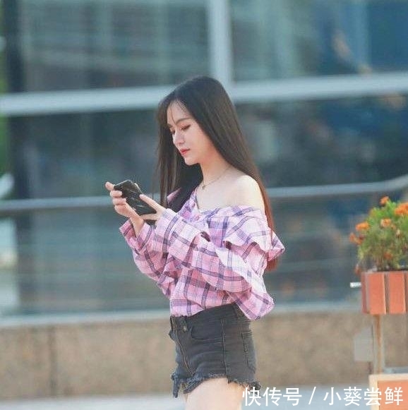  美女：时尚美女街拍：身姿丰盈的美女，展现青春活力！