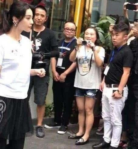 范冰冰素颜出镜，犹如少女般的脸庞，重点全都在裤子上!