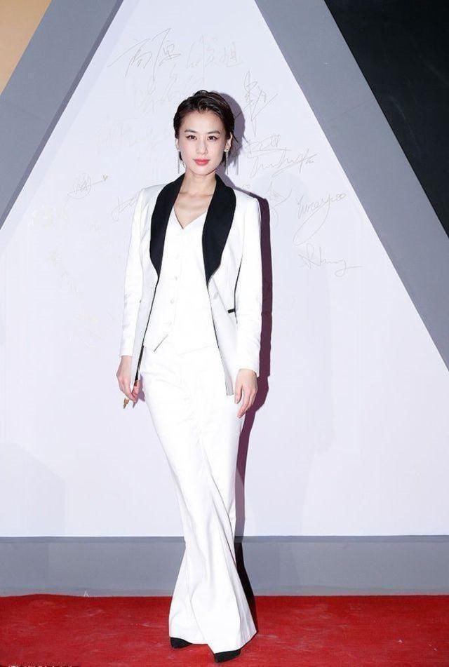 黄圣依赶时髦，全身只穿一个色，不过这颜色太耀眼了，反而有些俗