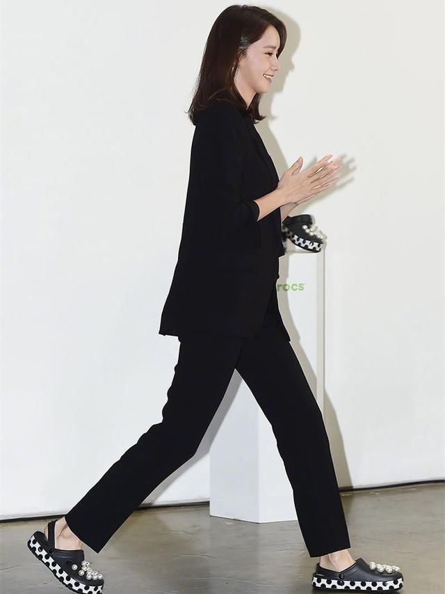 林允儿造型成迷，一身西装帅气十足被她的珍珠拖鞋抢镜！