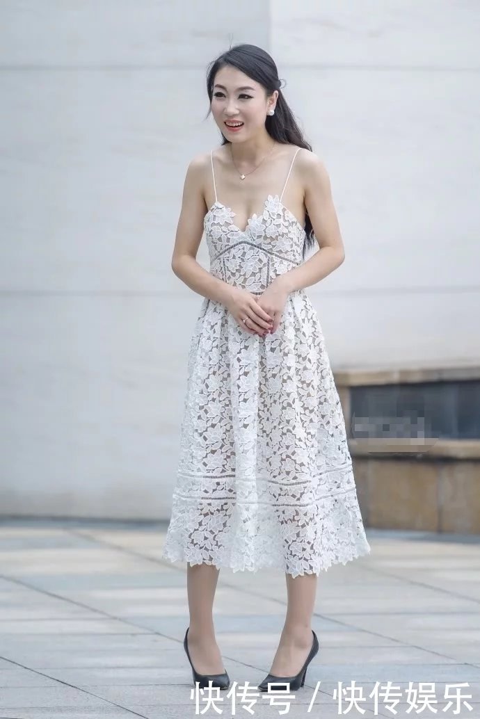 性感小姐姐，白色连衣裙显得格外年轻，有着动人的身材像魔鬼一样