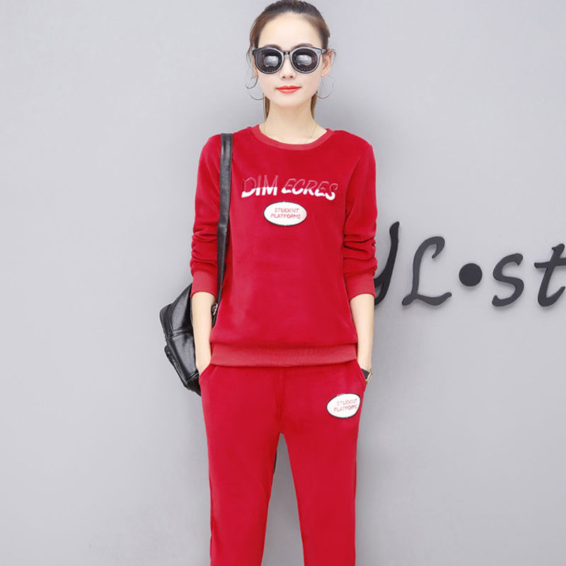 穿腻了裙子，试试这些金丝绒套装，秋天出去玩，轻便温暖又美丽