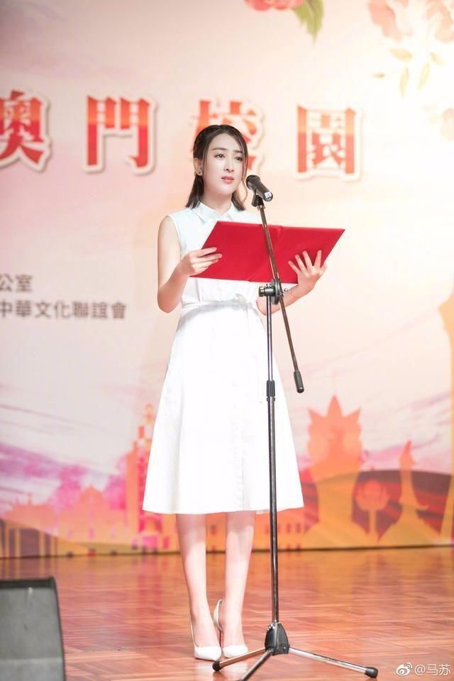 马苏穿短袖搭过膝裙，捂得好严实!之前她的打扮，大胆又很妩媚!