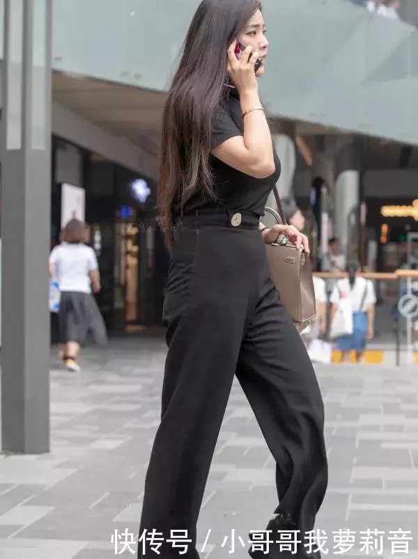 微胖熟女黑色紧身装穿出了完美身材，走起路来都是成熟女人味儿