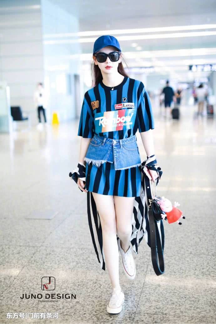 戚薇现身机场，衣着时尚被一双大白腿抢镜，网友:嫩的可以掐出水