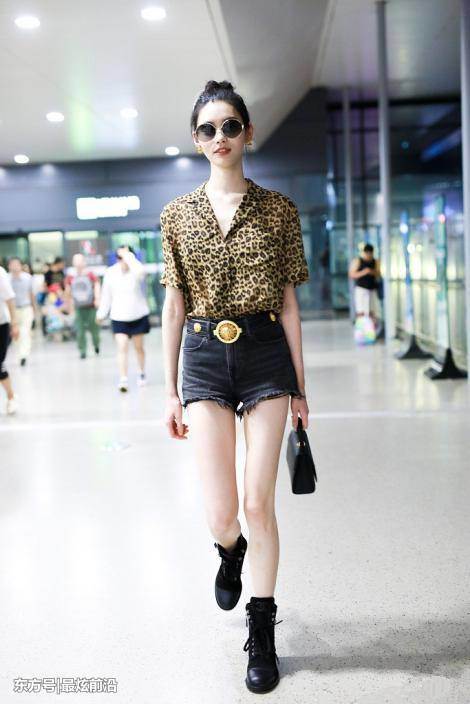 奚梦瑶又不安分！豹纹衫配短裤走机场，网友：没几个人敢这样穿的