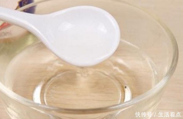 40岁的女人如何美白？只需用白醋加上“它”，皮肤白净还嫩滑！