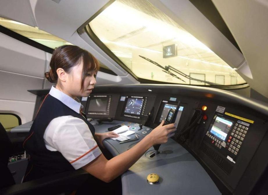 高铁司机为何每30秒就要踩一次踏板？为何有这样的规定？长见识了