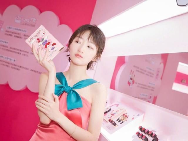 这些颜色一般人不敢穿,周冬雨美成少女,李冰冰气场全开!