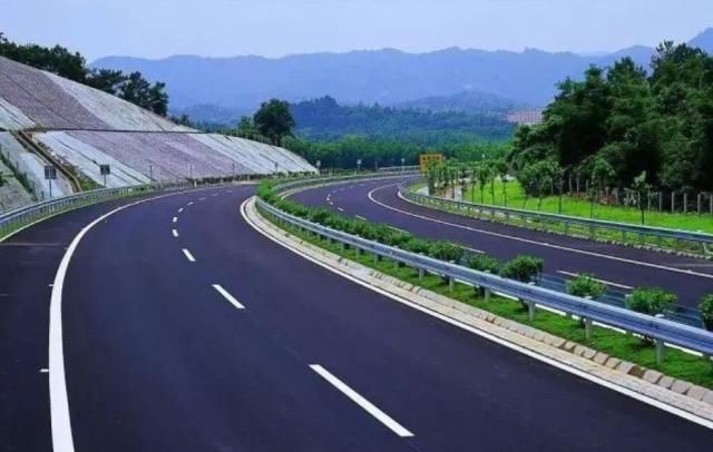  #高速#高速飙到120km/h，前方突然限速60km/h怎么办？老司机这么