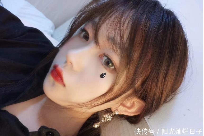  [女孩]自带美瞳的女孩，素颜既有点土又有点潮