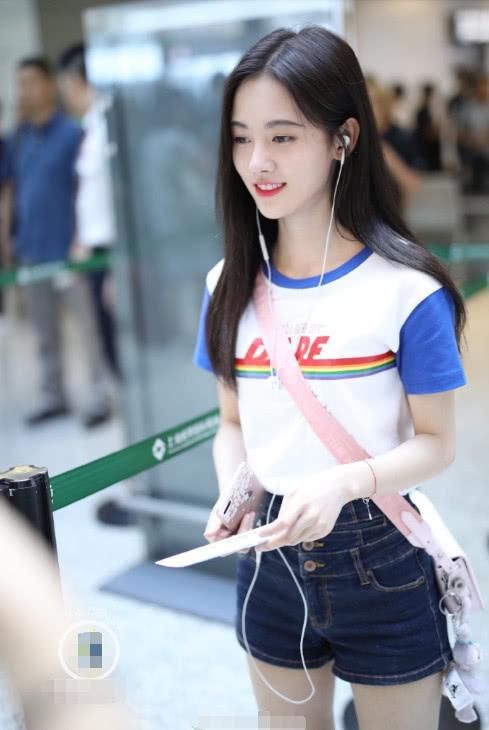 鞠婧祎真厉害！烂大街的短裤穿得如此有范，真不愧是四千年美女