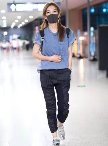 赵薇不过换了个发色，和杨颖撞脸，穿搭随意还和杨颖一样瘦！