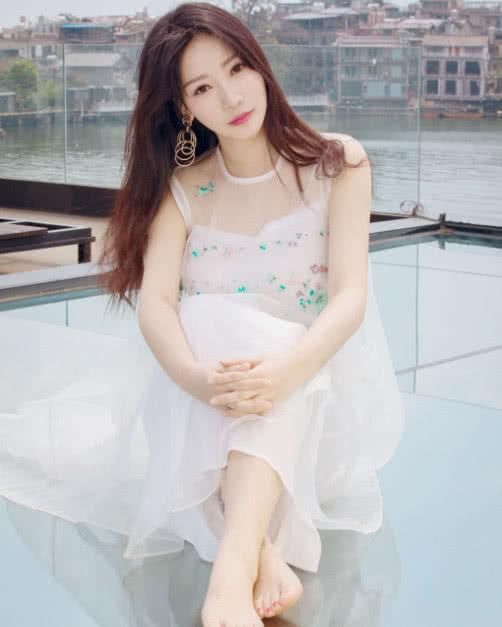 宅男女神柳岩是发福了么?身穿红色连衣裙，感觉老了不止10岁!