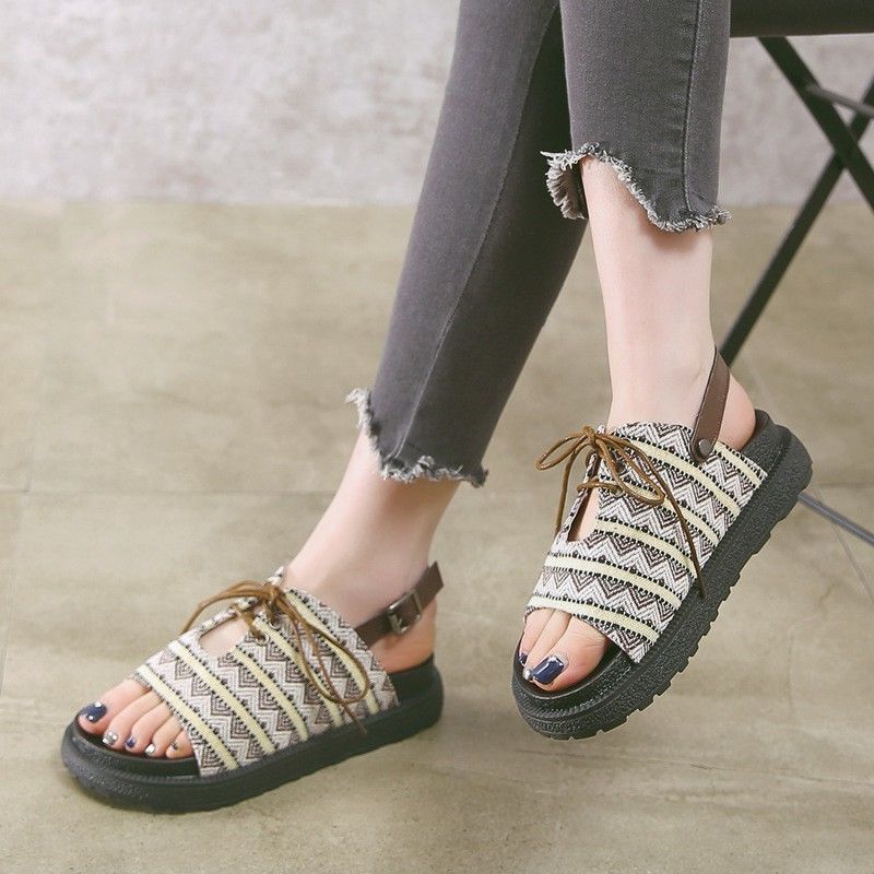 穿裙子别再傻傻配高跟鞋,现在大家都穿这样的凉鞋,现在正流行呢