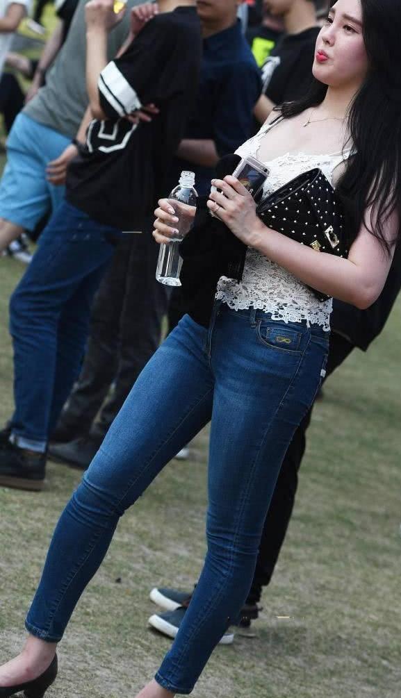 时尚街拍：穿紧身牛仔裤的美女，小背心您觉得如何？