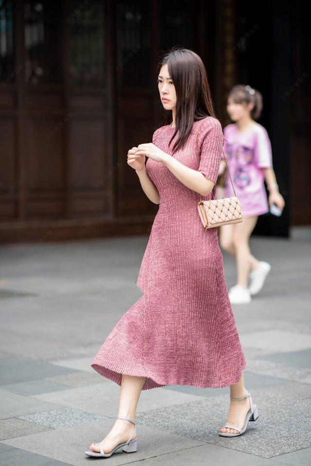 街拍女孩：清新秀丽皮肤细腻，我心中的女神！