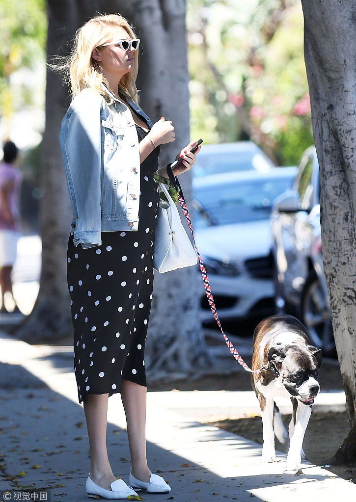 超模凯特阿普顿婚后越发性感秀酥胸长腿  仰头“雄赳赳”遛狗“阔