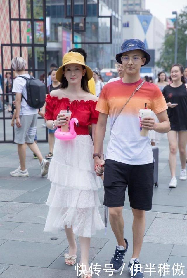 #白皙#路人街拍,小姐姐双腿白皙又有美感,脚踩高跟鞋,很有淑女范