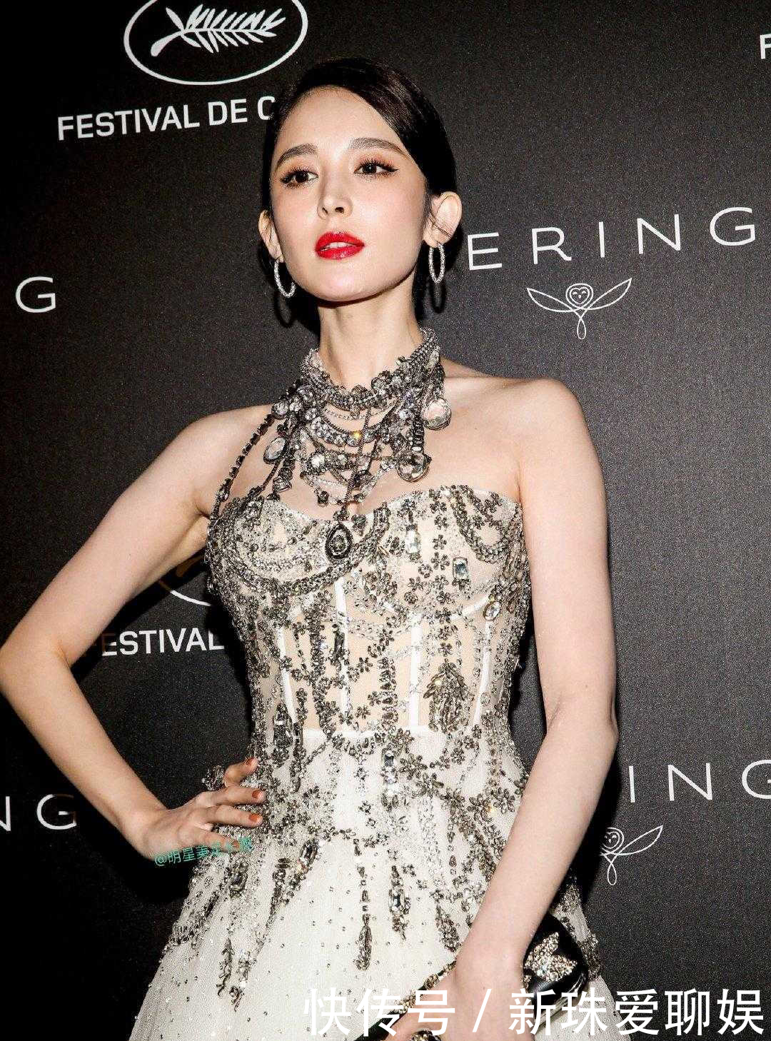  【拥有】娜扎拥有天使容颜，魔鬼身材，一袭亮钻连衣裙高级性感，贵气十足